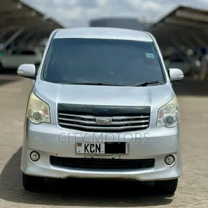 Toyota Noah 2.0 143hp FWD (8 Seater) 2010 Silver