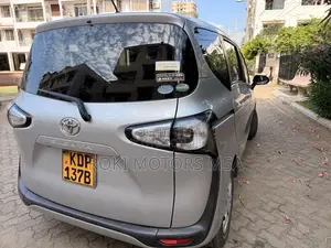 Toyota Sienta 2016 Silver