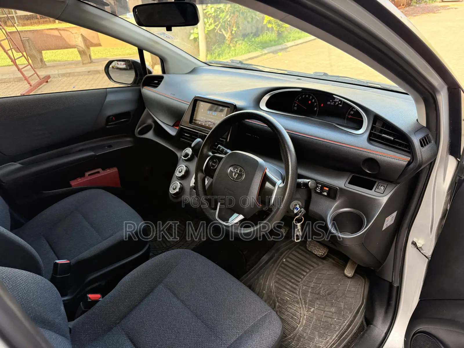 Toyota Sienta 2016 Silver