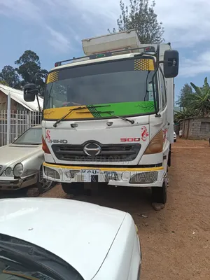 Hino Hino Dutro 2014 White
