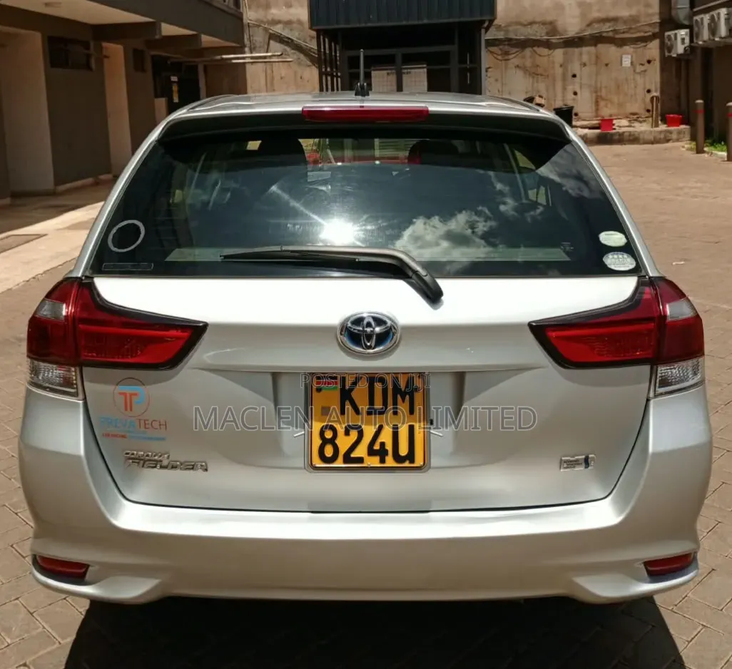 Toyota Corolla Fielder 2017 Silver
