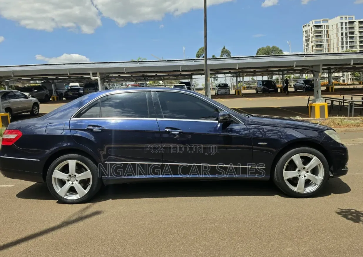 Mercedes-Benz E200 2012 Blue