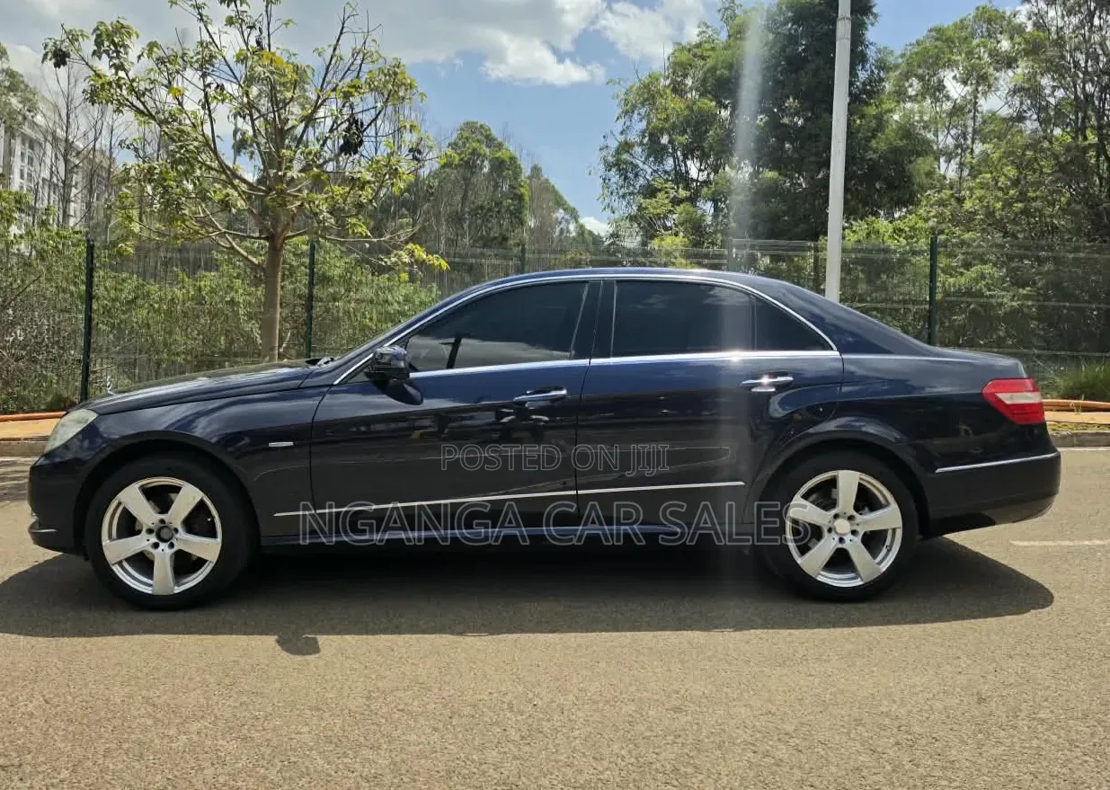 Mercedes-Benz E200 2012 Blue