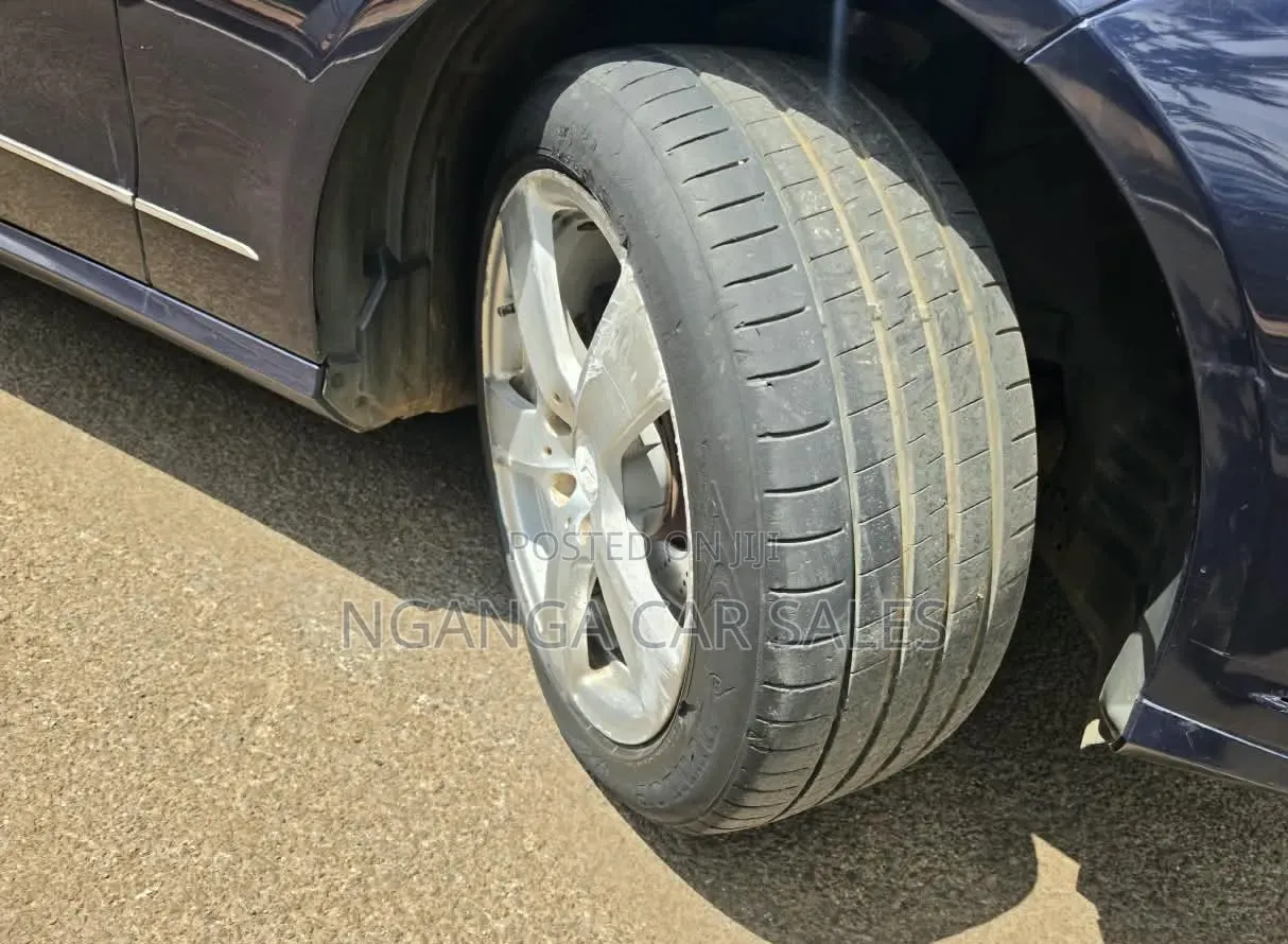 Mercedes-Benz E200 2012 Blue
