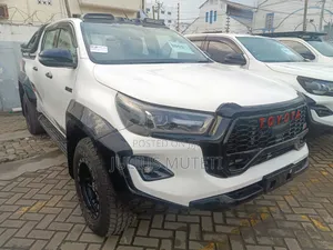 Toyota Hilux 2022 White