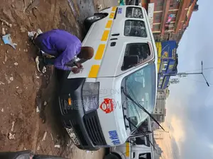Toyota HiAce 2000 White