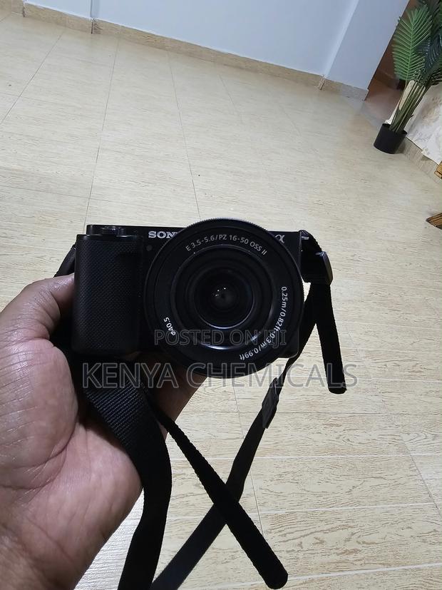 Sony ZV -E10 Camera With 16-50mm Lens + 128GB Disk