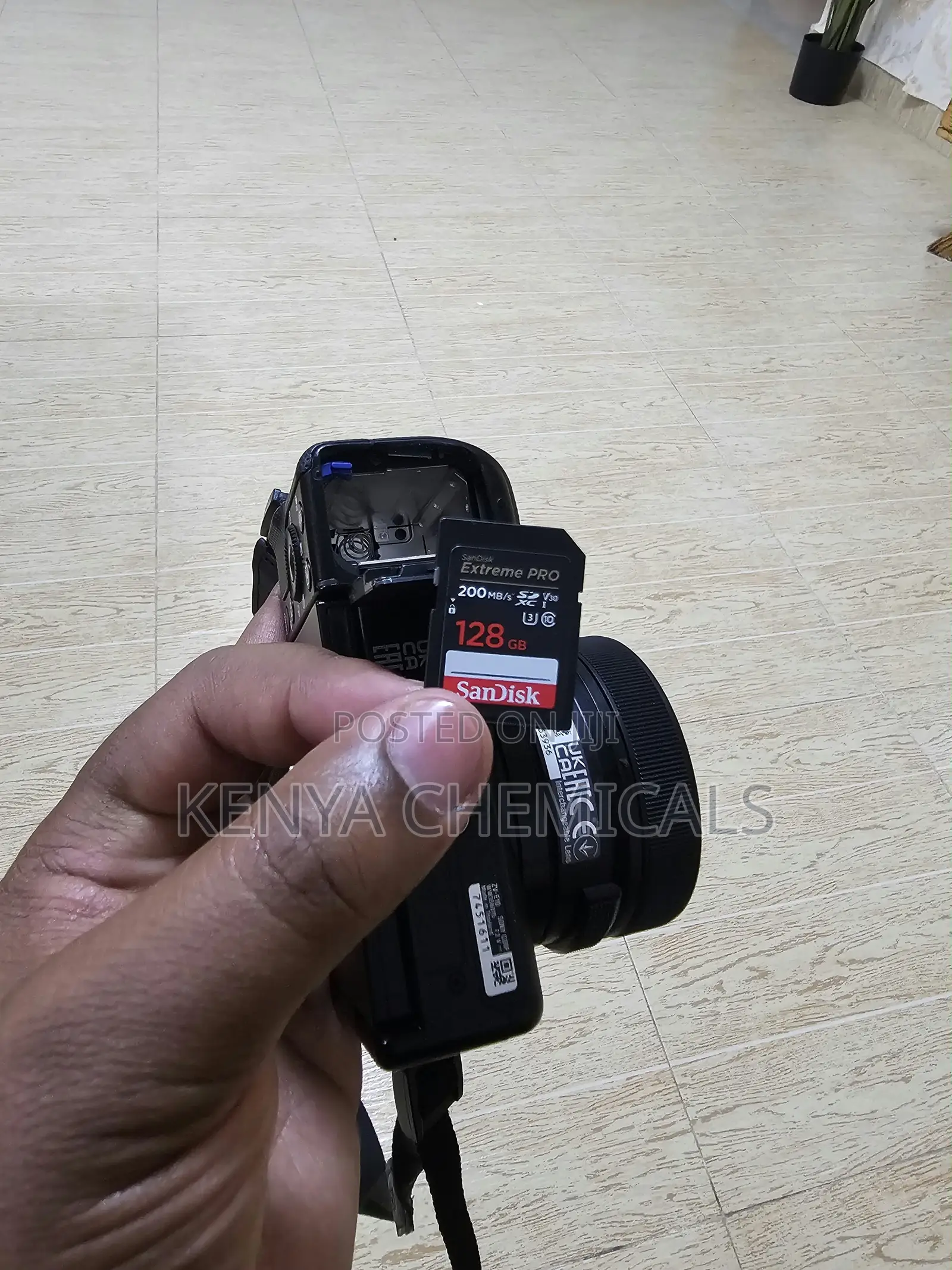 Sony ZV -E10 Camera With 16-50mm Lens + 128GB Disk