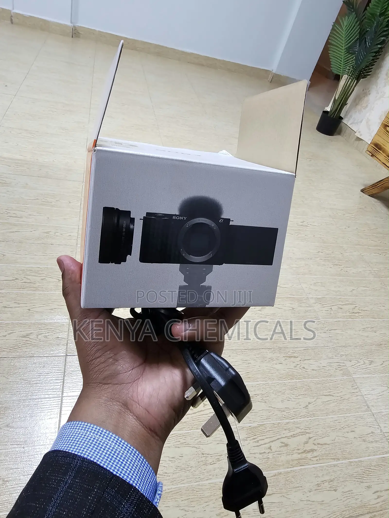 Sony ZV -E10 Camera With 16-50mm Lens + 128GB Disk