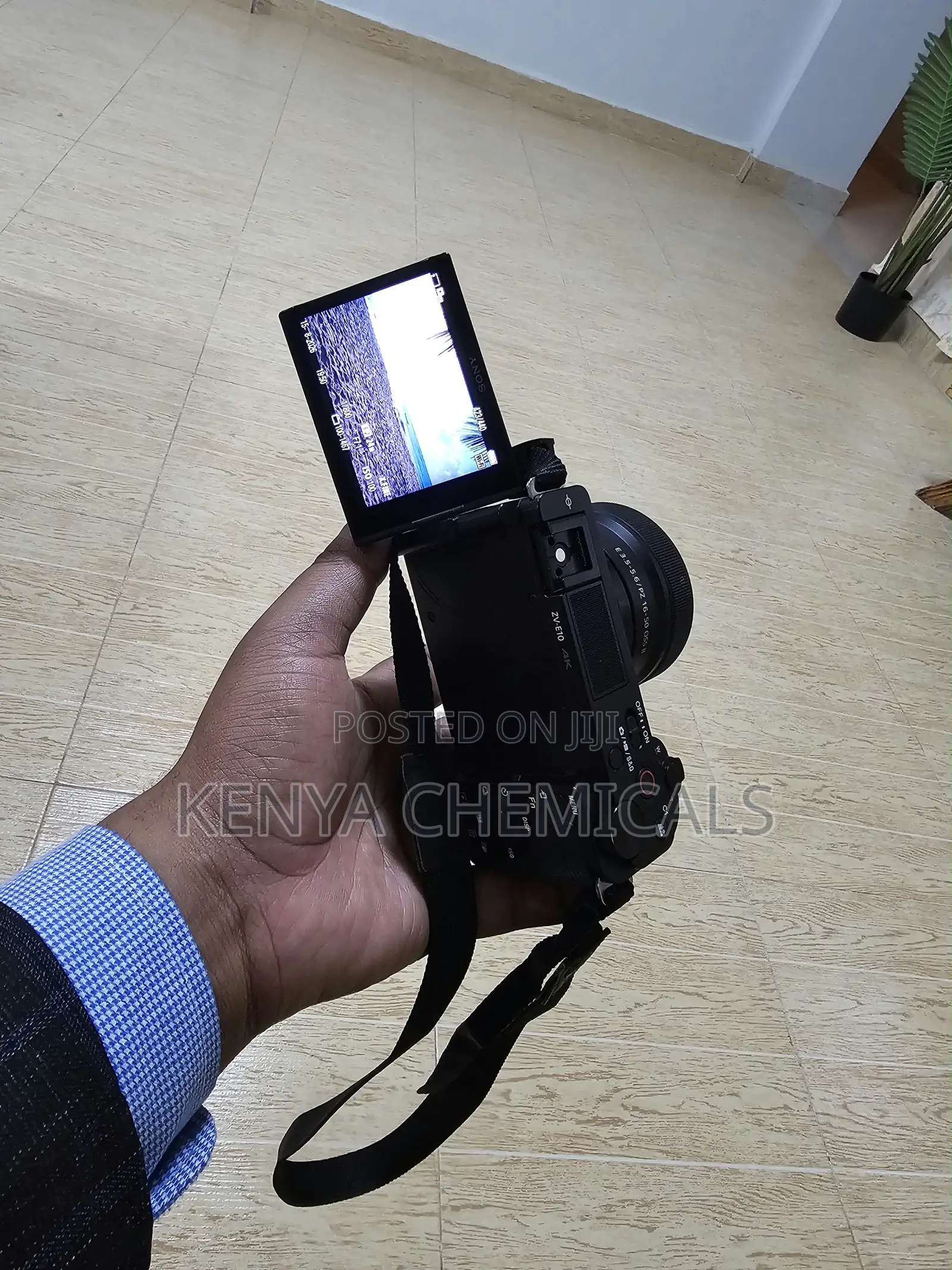 Sony ZV -E10 Camera With 16-50mm Lens + 128GB Disk