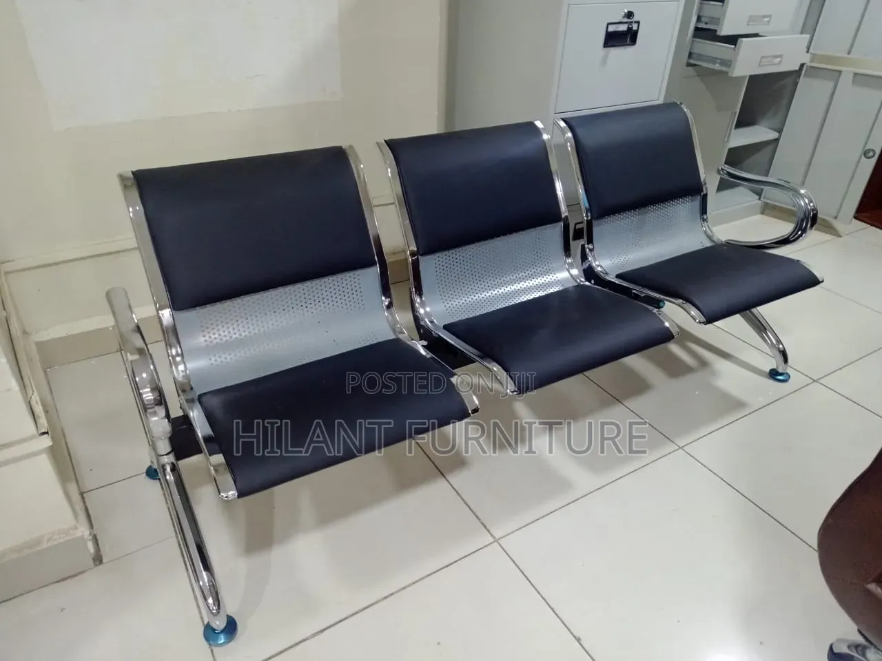 Standard Padded 3-Link Waiting Bench – Black & Silver
