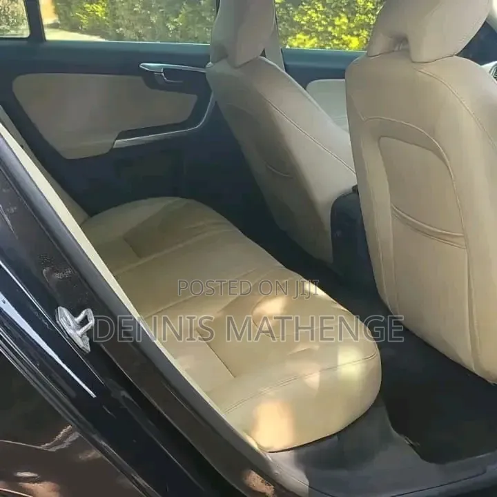 Volvo V60 2015 Maroon