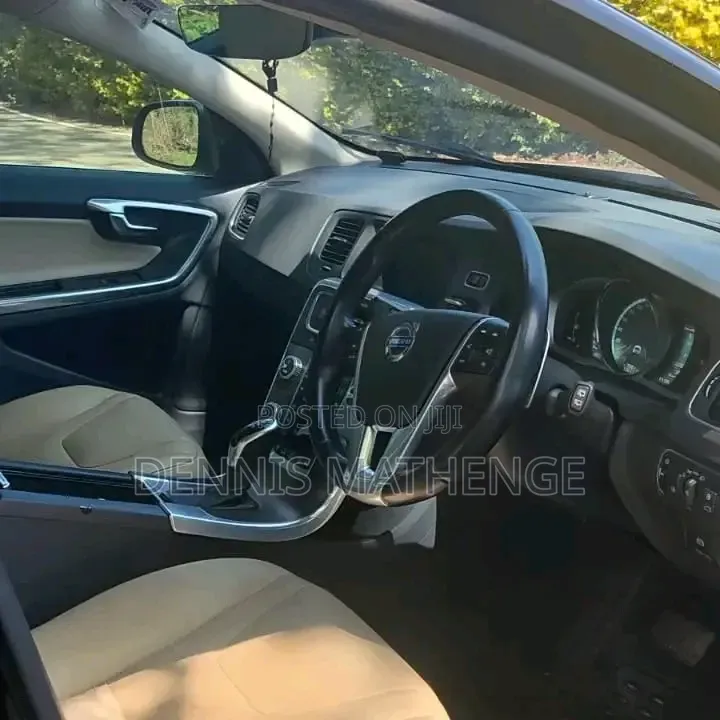 Volvo V60 2015 Maroon
