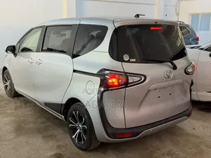 Toyota Sienta 2021 Silver