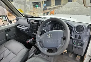 Toyota Land Cruiser 2016 White