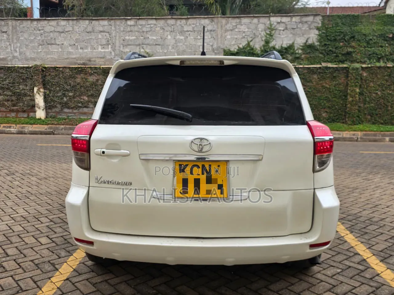 Toyota Vanguard 2010 White