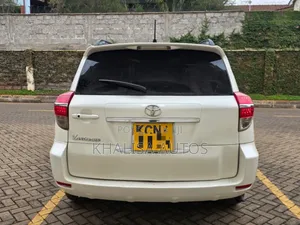 Toyota Vanguard 2010 White