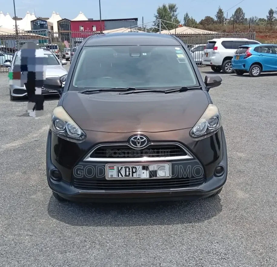 Toyota Sienta 2017 Brown