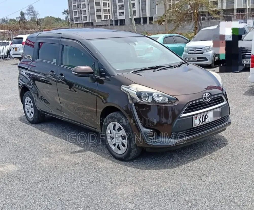 Toyota Sienta 2017 Brown