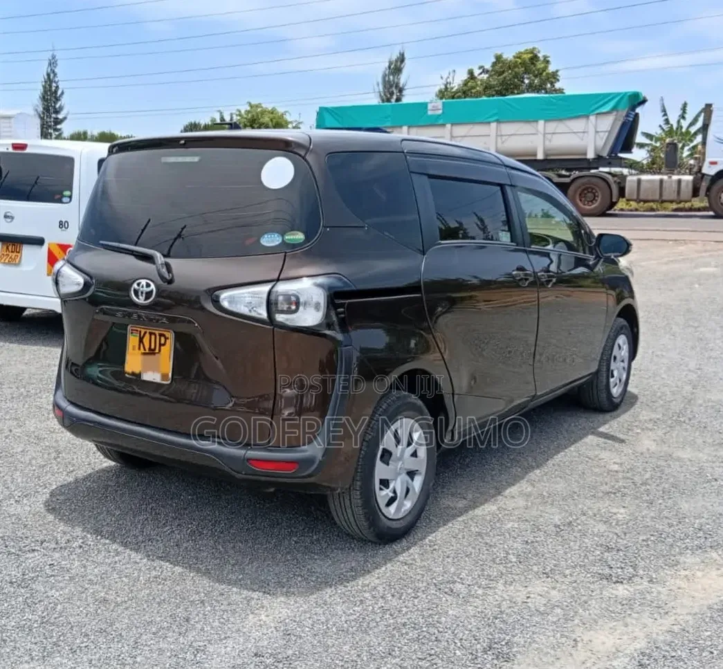 Toyota Sienta 2017 Brown