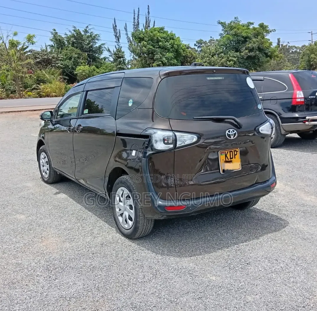 Toyota Sienta 2017 Brown