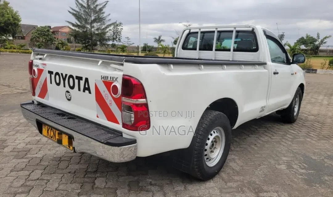 Toyota Hilux 2010 White