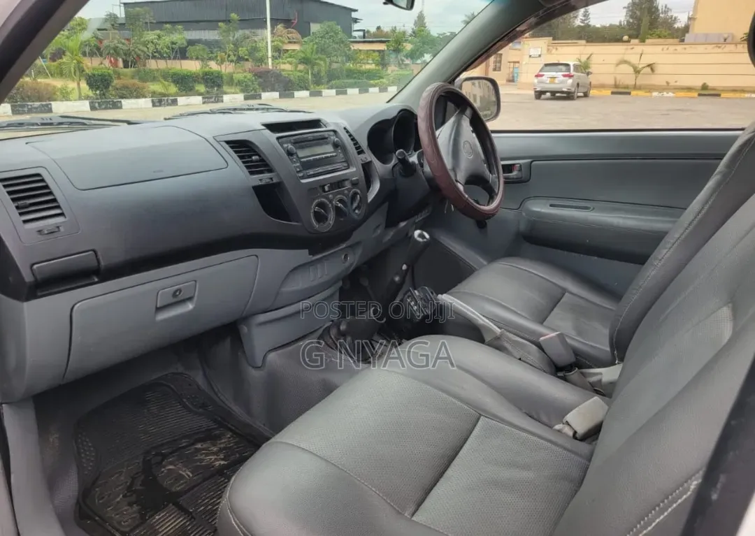 Toyota Hilux 2010 White