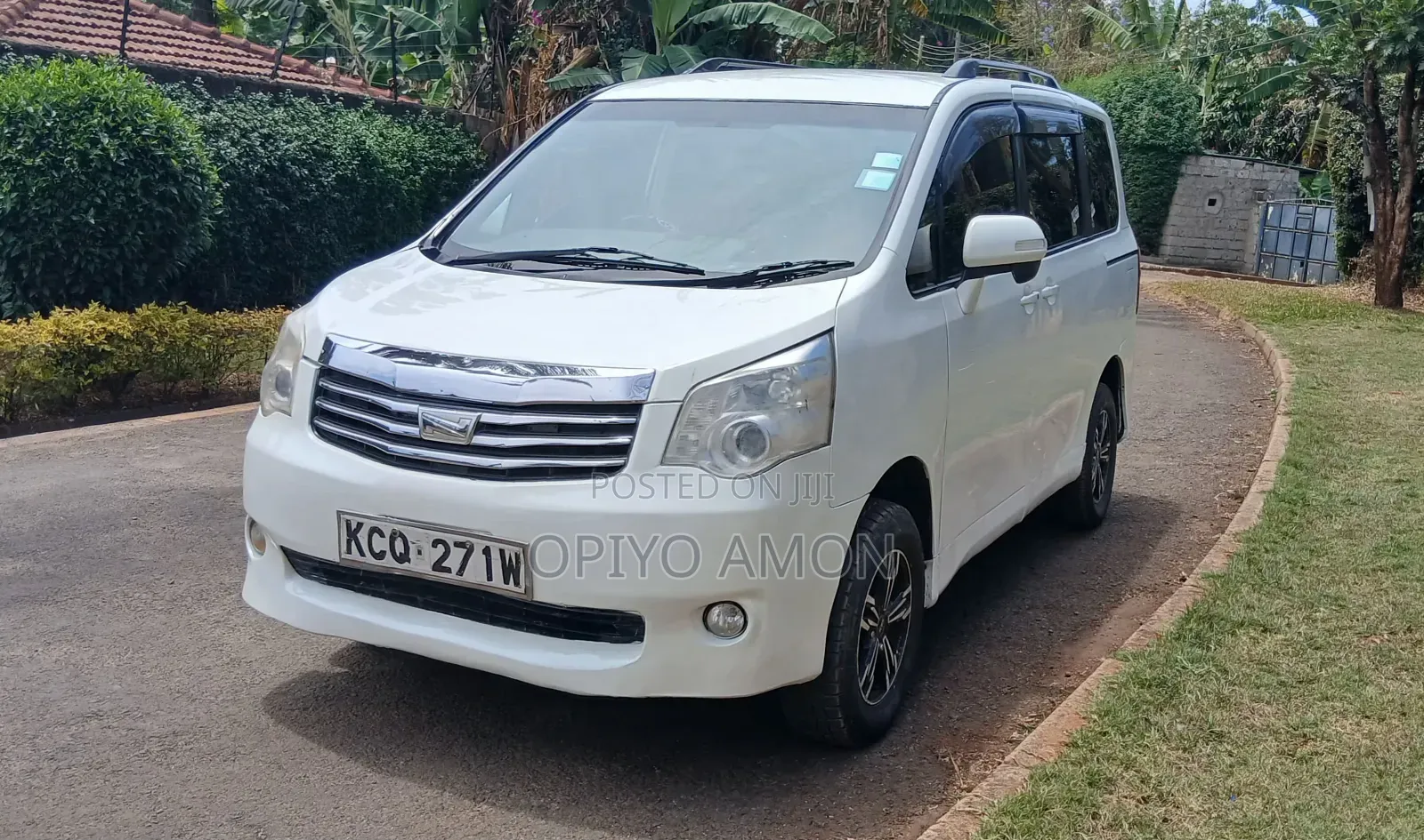 Toyota Noah 2012 White