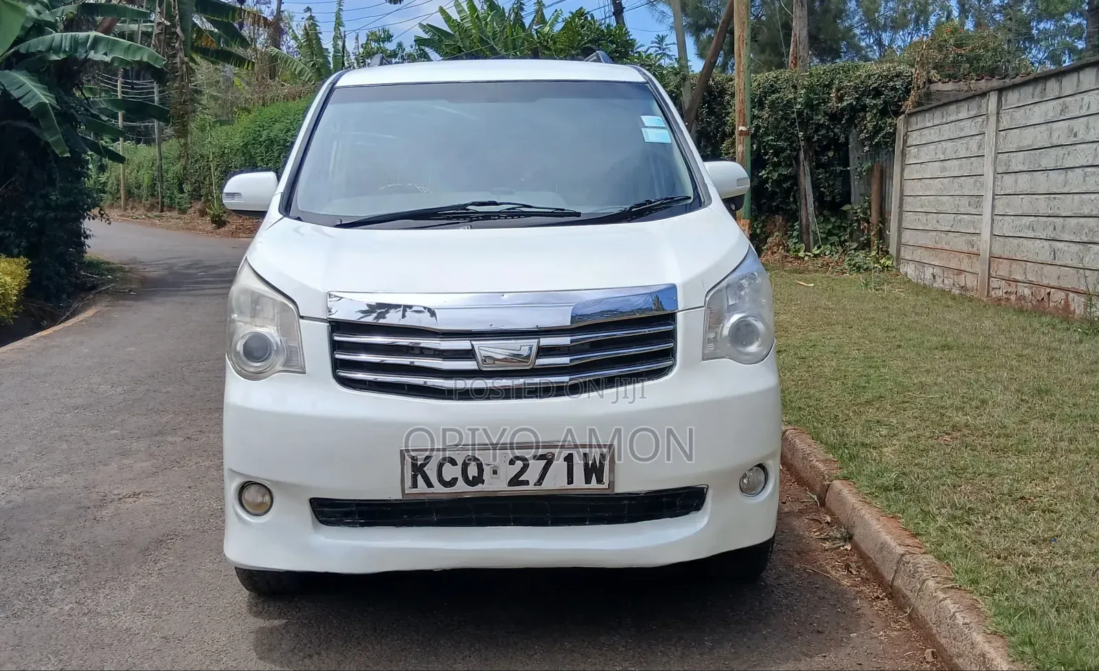 Toyota Noah 2012 White