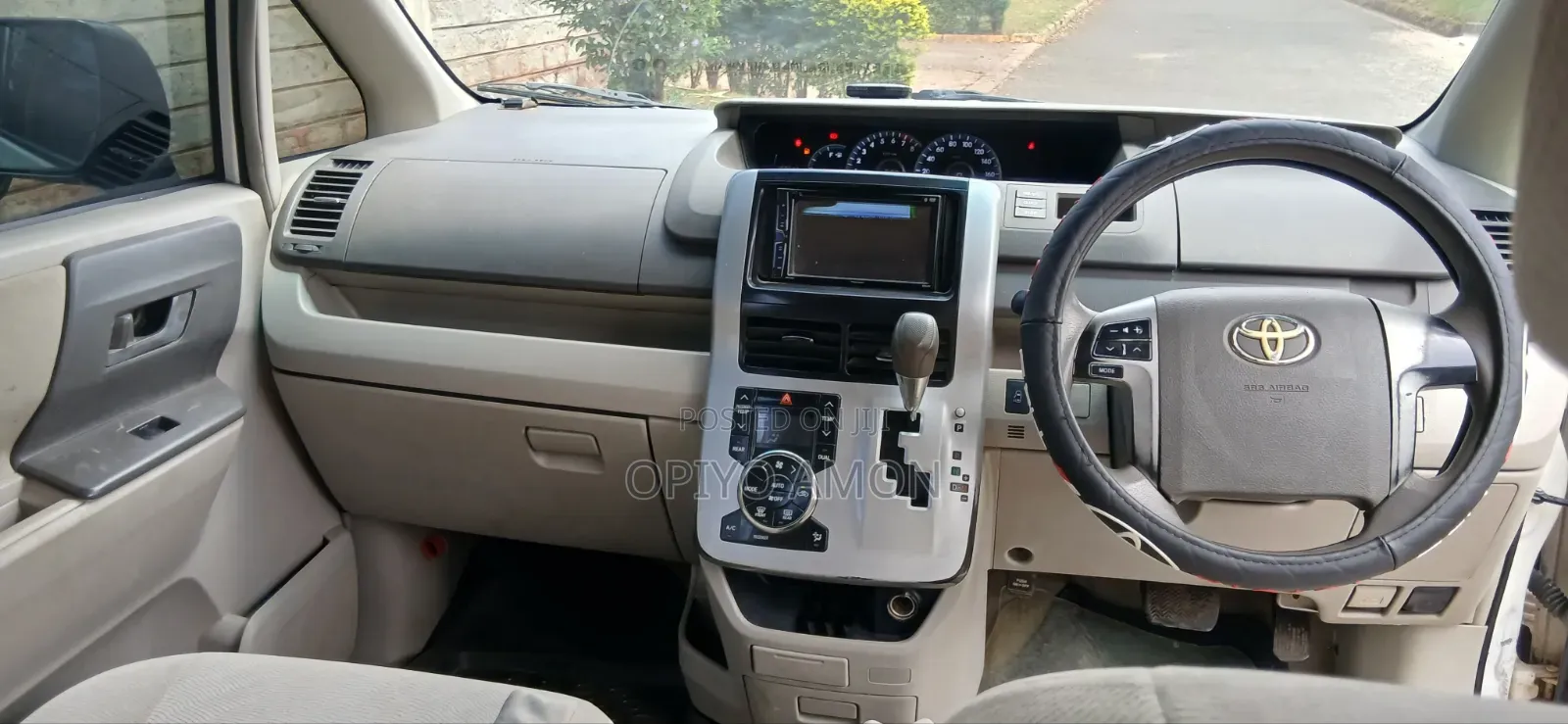 Toyota Noah 2012 White