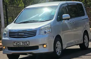 Toyota Noah 2012