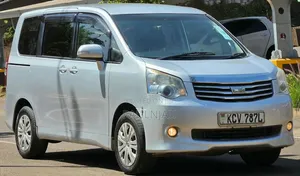 Toyota Noah 2012