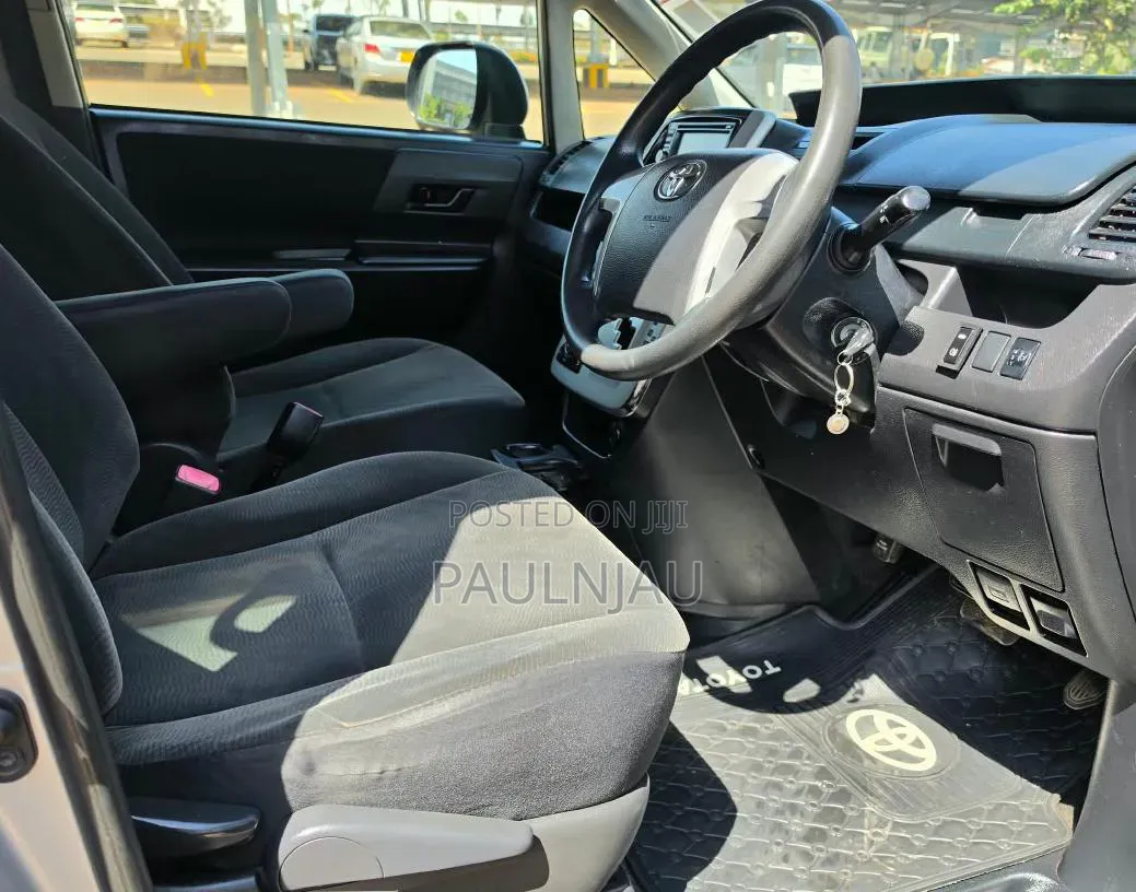 Toyota Noah 2012