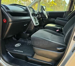 Toyota Noah 2012