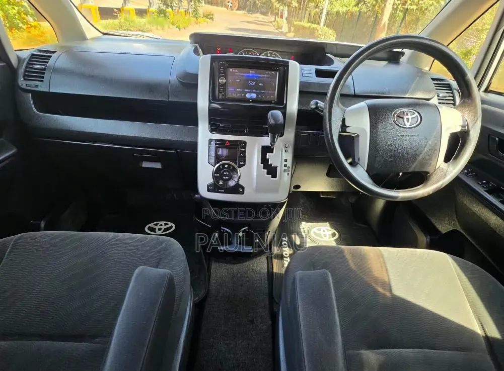 Toyota Noah 2012