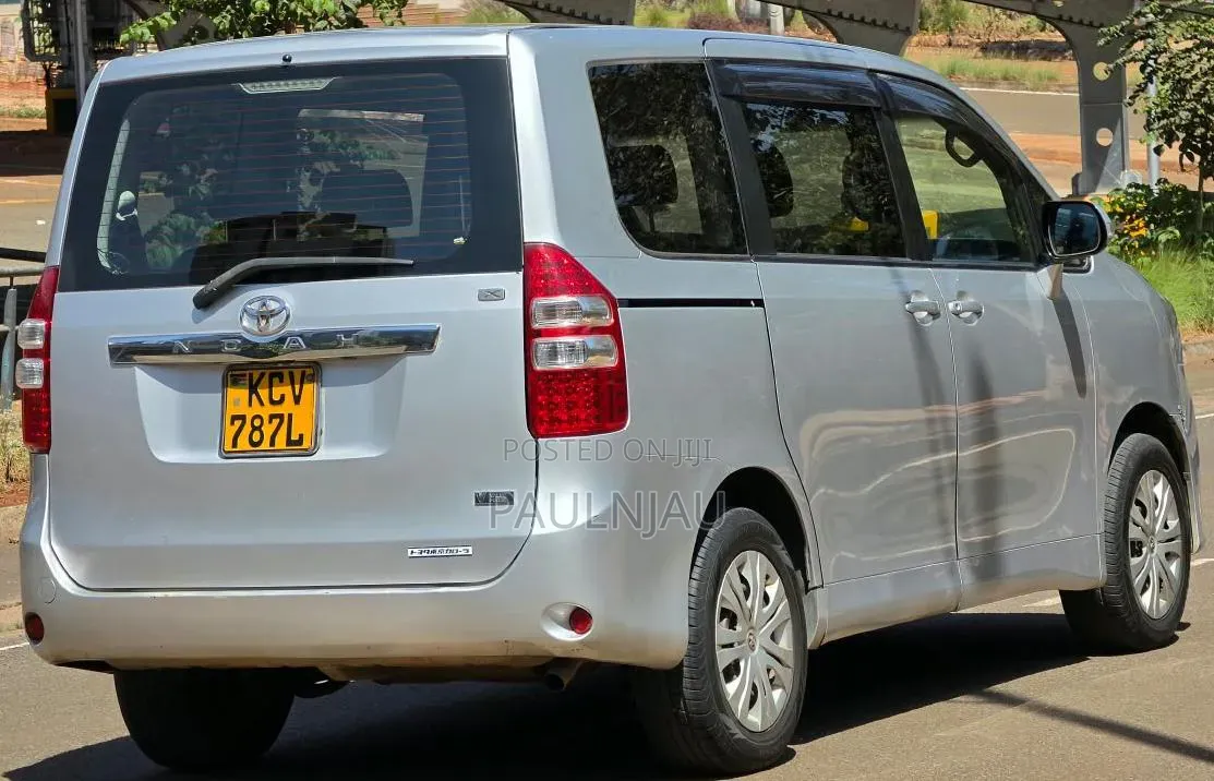 Toyota Noah 2012