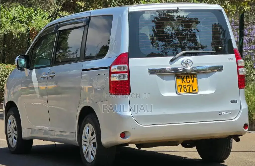 Toyota Noah 2012