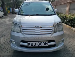 Toyota Noah 2.0 AWD (8 Seater) 2002 Silver