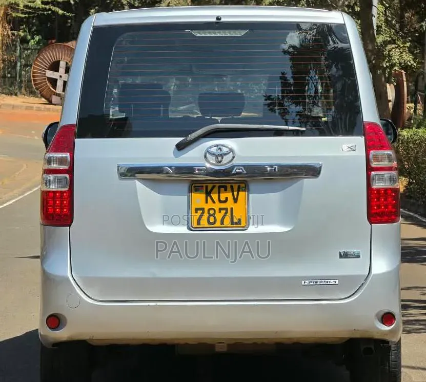 Toyota Noah 2012