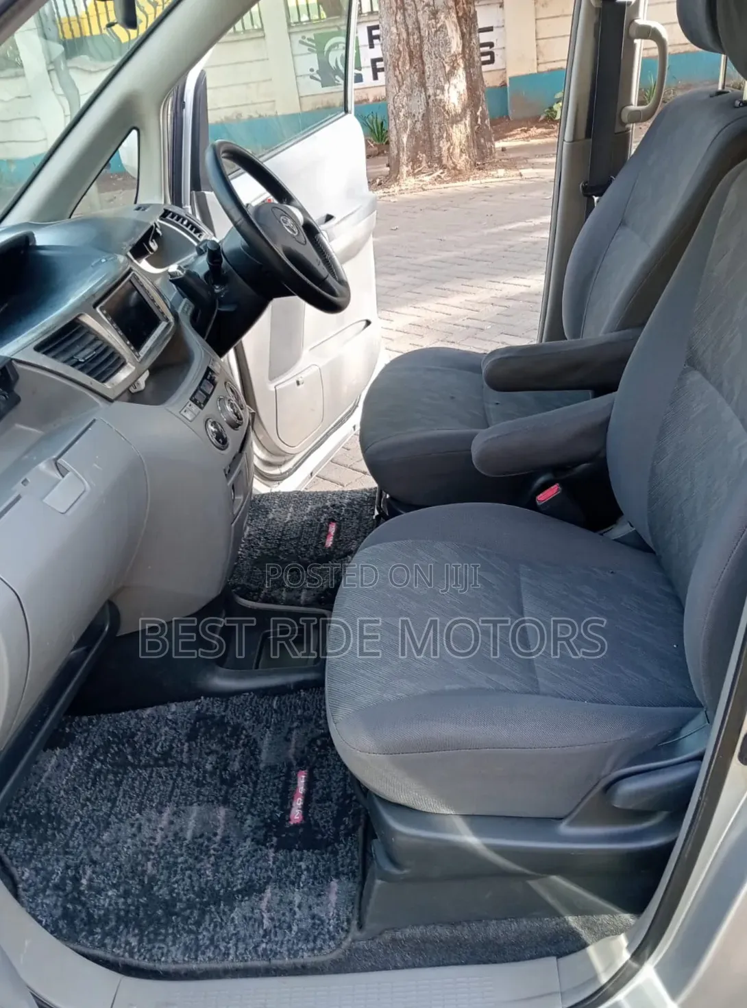 Toyota Noah 2002 Silver