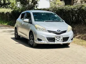 Toyota Vitz 1.0 FWD 5dr 2013 Silver