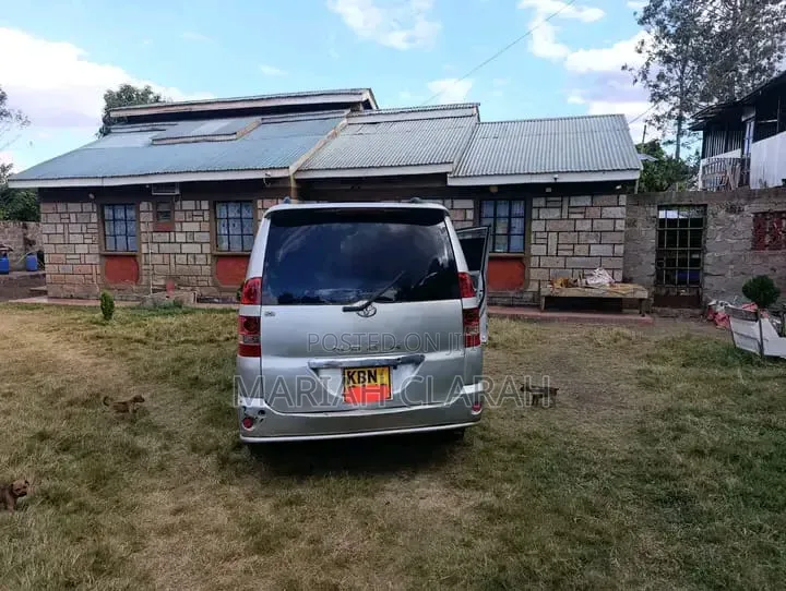 Toyota Noah 2005 Silver