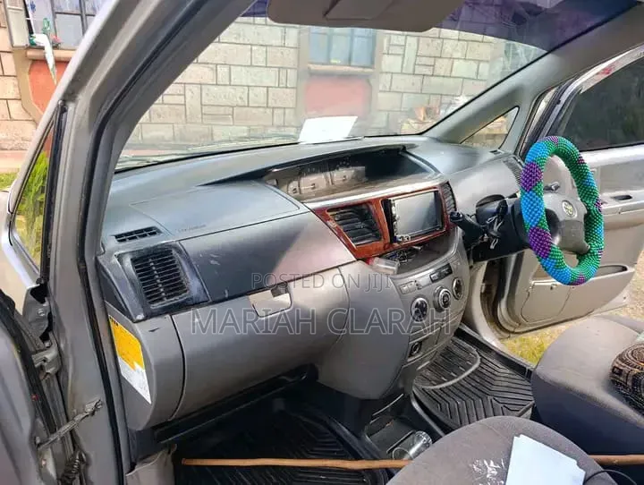 Toyota Noah 2005 Silver