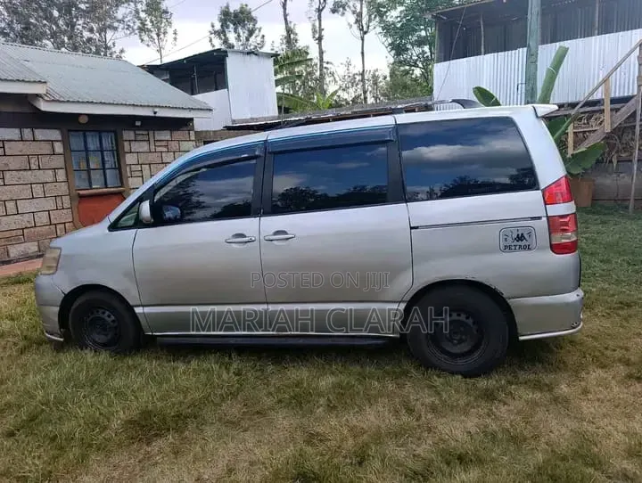Toyota Noah 2005 Silver