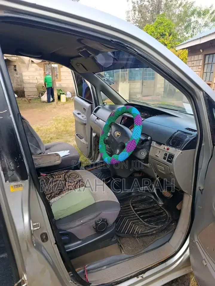 Toyota Noah 2005 Silver