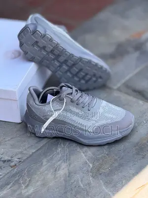 Brand New Alo Runner Fit for Gym Lovers and Marathon Lovers