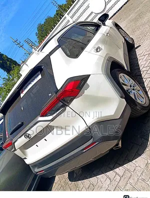 Toyota RAV4 XLE Premium AWD 2019 White