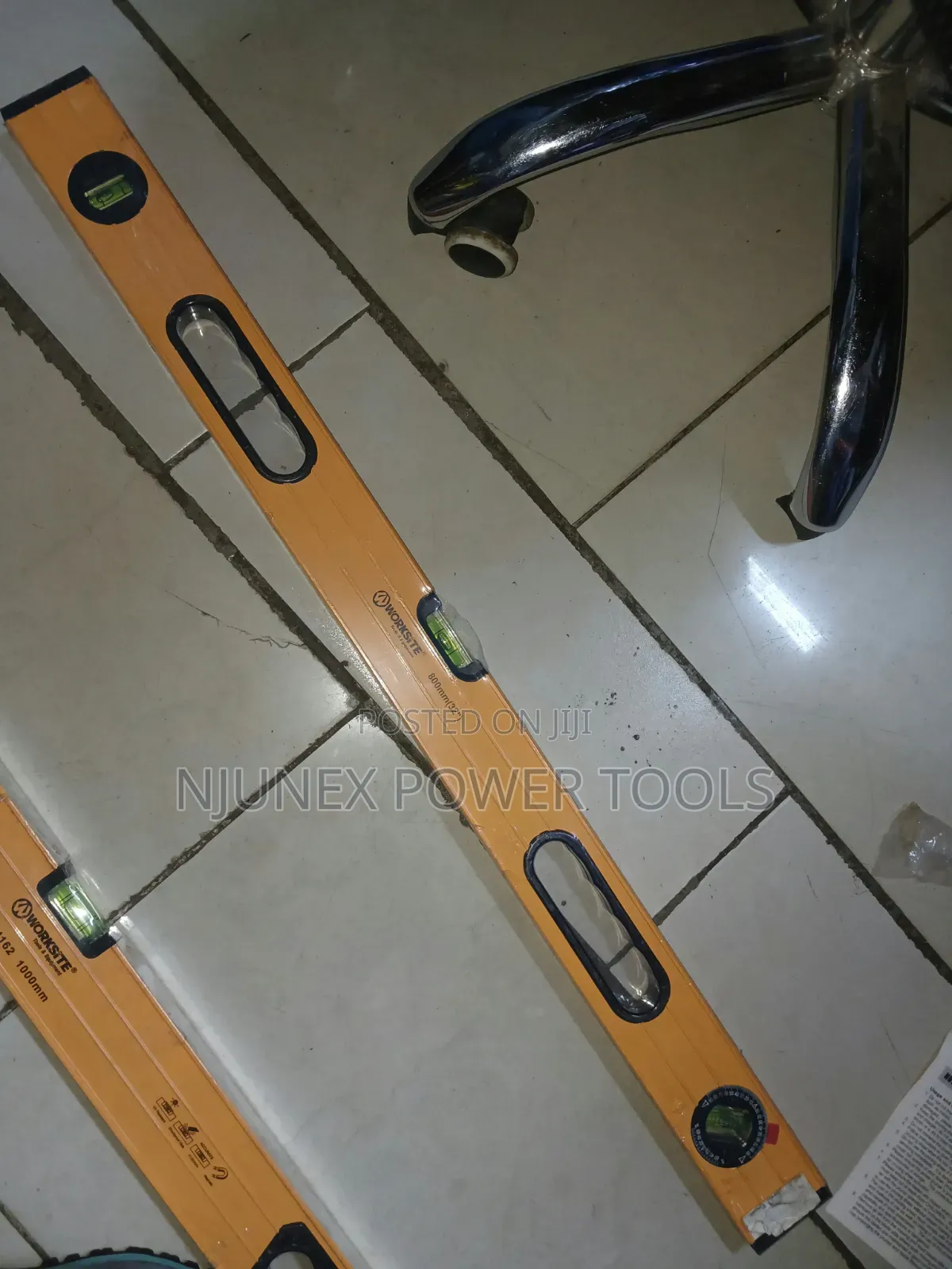 WorkSite 800mm (32-Inch) Aluminium Spirit Level (Model WT4160).