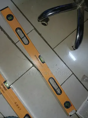 WorkSite 800mm (32-Inch) Aluminium Spirit Level (Model WT4160).