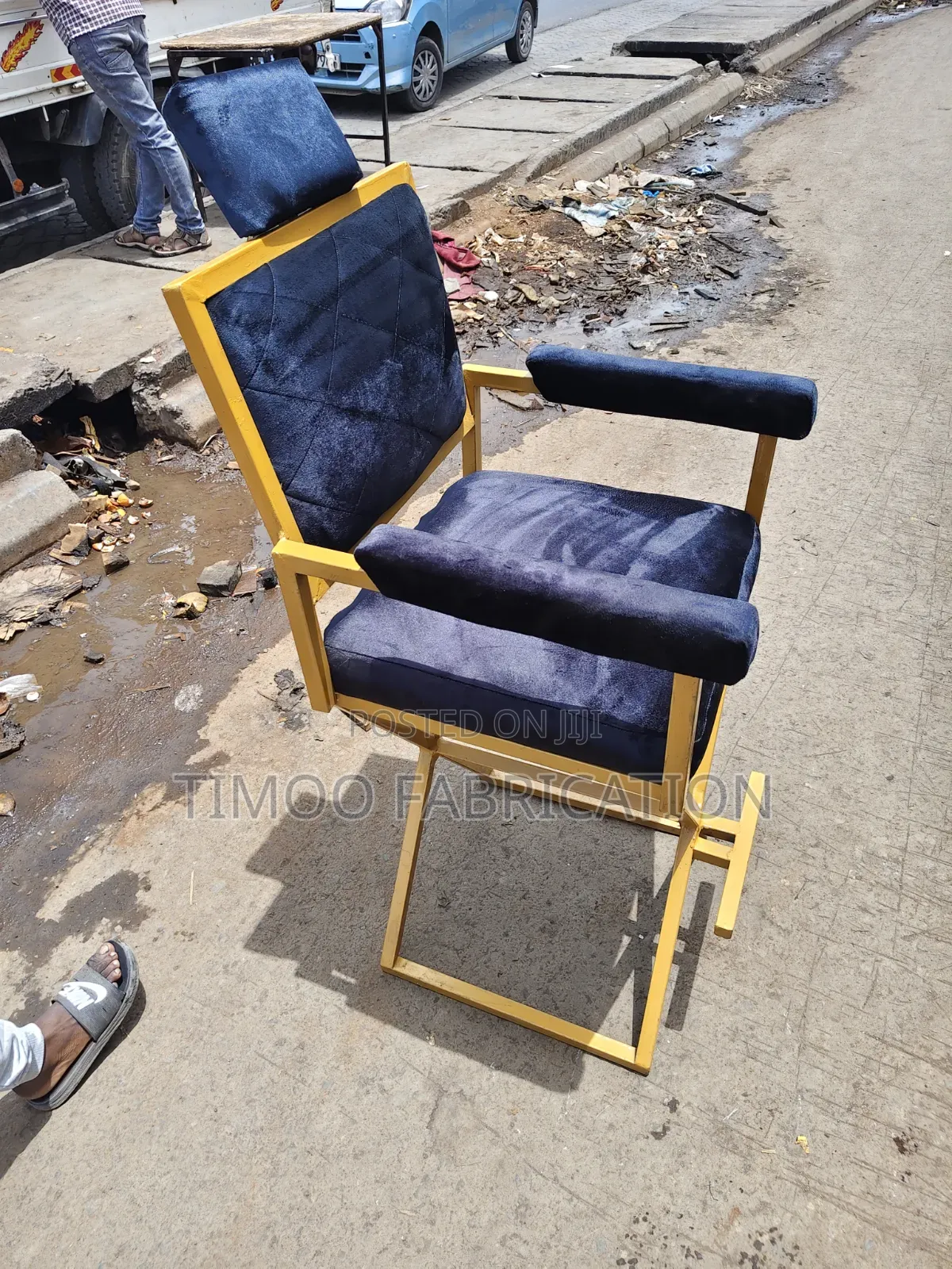 Make-Up Black and Gold Seats With Headrest